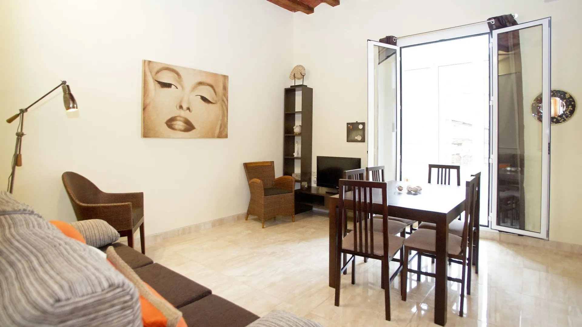 Bbarcelona Ramblas Apartment location